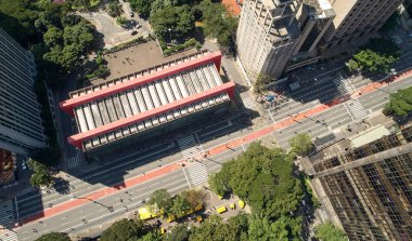 Sao Paulo, Brezilya - Nisan 2019: MASP (Sao Paulo Sanat Müzesi). Paulista Bulvarı 'ndaki Sao Paulo şehrinin (Avenida Paulista Bulvarı) en iyi manzarası.).