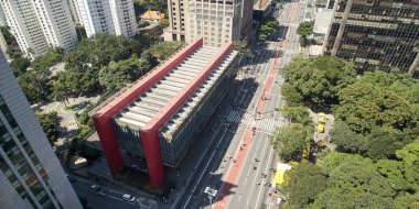 Sao Paulo, Brezilya - Nisan 2019: MASP (Sao Paulo Sanat Müzesi). Paulista Bulvarı 'ndaki Sao Paulo şehrinin havadan görünüşü (Avenida Paulista).
