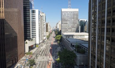 Haftasonu güneşli bir günde Avenida Paulista 'daki insanlar. Sao Paulo şehri, Brezilya.