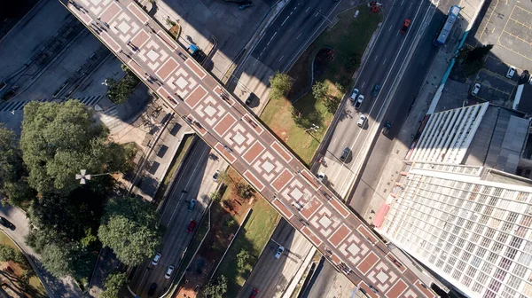 ブラジル サンパウロ市のVale Anhanghabau付近の大通りとヴィートのトップビュー — ストック写真