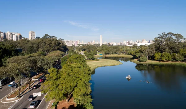 圣保罗Ibirapuera公园和方尖碑纪念碑的空中景观 Ibirapuera公园有树木和绿地的首选地区 — 图库照片