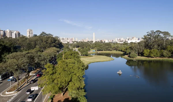 サンパウロ市のIbirapuera公園とObelisk記念碑の空中ビュー イビラプエラ公園の木々や緑のエリアと保護エリア — ストック写真