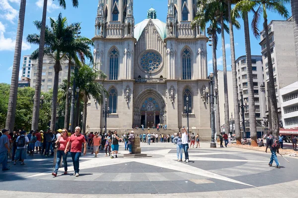 人々はサンパウロの大聖堂やセスクエア サンパウロ市の中心部 ブラジルのセスクエアに位置するセカテドラルの周りを歩く — ストック写真