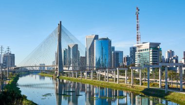 Kablolu bir köprüsü, modern binaları ve Sao Paulo şehrindeki Pinheiros Nehri olan şehir manzarası..