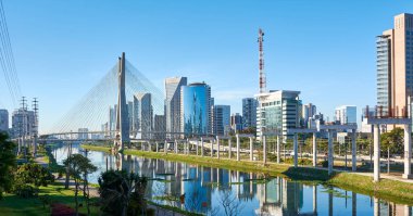 Kablolu bir köprüsü, modern binaları ve Sao Paulo şehrindeki Pinheiros Nehri olan şehir manzarası..