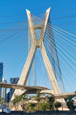 Sao Paulo şehrinde kablo destekli köprüye sahip şehir manzarası.