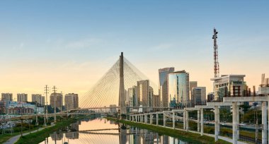 Kablolu bir köprüsü, modern binaları ve Sao Paulo şehrindeki Pinheiros Nehri olan şehir manzarası..