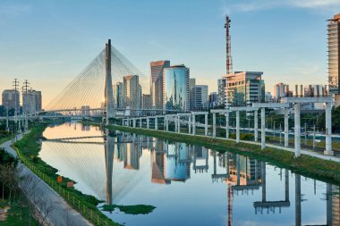 Kablolu bir köprüsü, modern binaları ve Sao Paulo şehrindeki Pinheiros Nehri olan şehir manzarası..