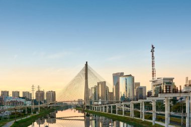 Kablolu bir köprüsü, modern binaları ve Sao Paulo şehrindeki Pinheiros Nehri olan şehir manzarası..