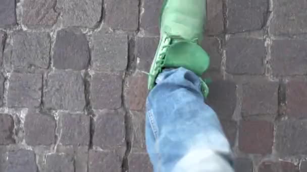 Крупный План Человек Отстает Ходить Улице Тротуар Зеленых Туфлях Джинсах — стоковое видео