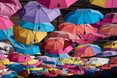 Renkli şemsiyeler. Gökyüzünde renkli şemsiyeler. Sokak dekorasyonu. Yüksek kaliteli FullHD görüntüler