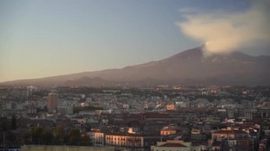 Catania Limanı. Beyaz dumanlı ve arka planında mavi gökyüzü olan volkan Etna. Sicilya, İtalya.