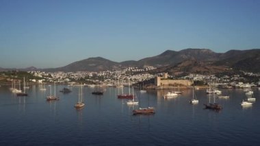 Türkiye 'deki Bodrum Körfezi' nin havadan görüntüsü. Deniz kıyısı, yelkenliler, dağlar ve Bodrum 'daki kale. - Evet. Yüksek kaliteli FullHD görüntüler
