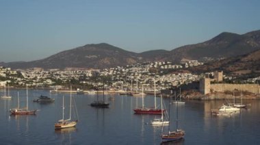 Türkiye 'deki Bodrum Körfezi' nin havadan görüntüsü. Deniz kıyısı, yelkenliler, dağlar ve Bodrum 'daki kale. - Evet. Yüksek kaliteli FullHD görüntüler