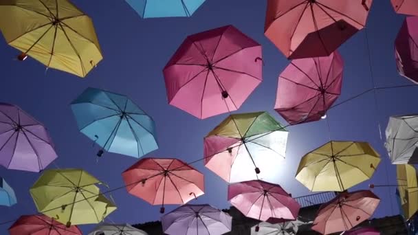 Fondo Colorido Paraguas Paraguas Coloridos Cielo Decoración Callejera Imágenes Fullhd — Vídeos de Stock