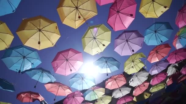 Kolorowe Tło Parasoli Kolorowe Parasole Niebie Dekoracja Ulicy Wysokiej Jakości — Wideo stockowe