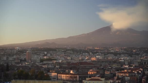 Λιμάνι Της Κατάνια Ηφαίστειο Etna Λευκό Καπνό Και Μπλε Ουρανό — Αρχείο Βίντεο