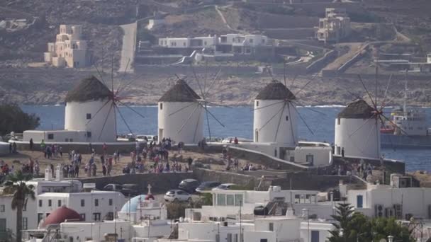 Vista Distância Dos Moinhos Vento Tradicionais Ilha Mykonos Cíclades Grécia — Vídeo de Stock