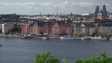 Stockholm şehir merkezinin yakınlarından geçen teknelerin hava manzarası. Tatil ve seyahat kavramı.