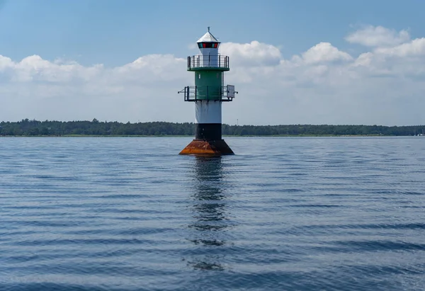 在平静的蓝色海水中航行的绿色浮标或灯塔 — 图库照片