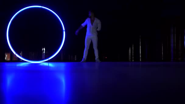 Performance Cirque Léger Extraordinaire Moderne Avec Roue Cyr Concept Technologie — Video