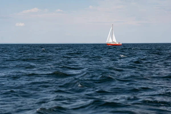 Ιστιοπλοϊκό Μπλε Ανοιχτή Θάλασσα Έννοια Του Ονείρου Περιπέτεια Και Ελευθερία — Φωτογραφία Αρχείου