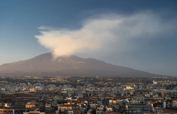 카타니아 항구요 연기에 하늘을 배경으로 이화산 Etna 이탈리아 칠리아 — 스톡 사진