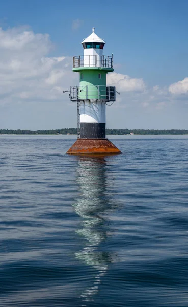 Navegação Bóia Verde Farol Calma Água Mar Azul — Fotografia de Stock