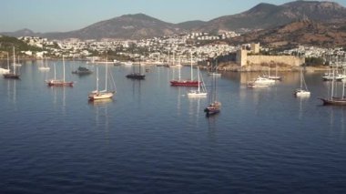 Türkiye 'deki Bodrum Körfezi' nin havadan görüntüsü. Deniz kıyısı, yelkenliler, dağlar ve Bodrum 'daki kale. - Evet. Yüksek kaliteli FullHD görüntüler