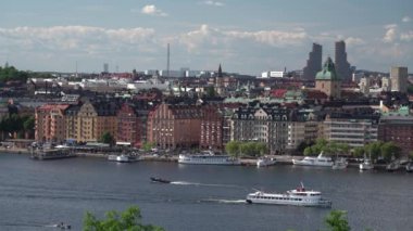 Stockholm şehir merkezinin yakınlarından geçen teknelerin hava manzarası. Tatil ve seyahat kavramı.