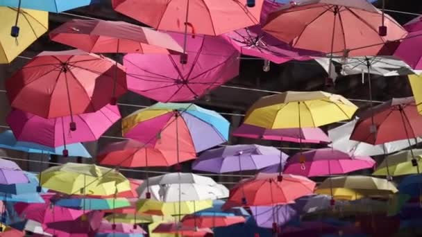 Kolorowe Tło Parasoli Kolorowe Parasole Niebie Dekoracja Ulicy Wysokiej Jakości — Wideo stockowe