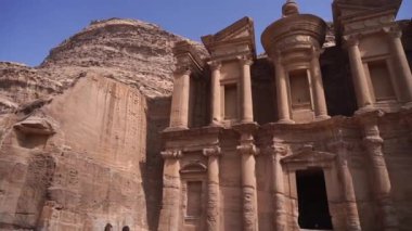 Petra Jordan 'daki hazine tapınağı. Seyahat, tatil ve turizm konsepti. Yüksek kalite fotoğraf