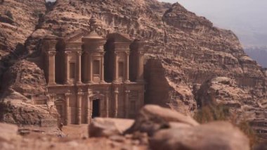 Petra Jordan 'daki manastır tapınağı. Seyahat, tatil ve turizm konsepti.