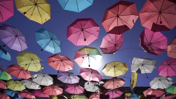 Bunte Regenschirme Hintergrund Bunte Regenschirme Himmel Straßendekoration Hochwertiges Fullhd Filmmaterial — Stockvideo