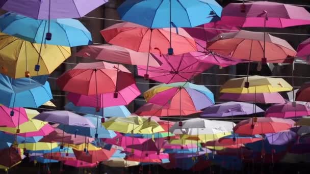 Красочные Зонтики Фон Красочные Зонтики Небе Уличное Убранство Высококачественные Fullhd — стоковое видео