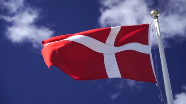 丹麦国旗在蓝天上与慢动作的云彩隔离 靠近挥动丹麦国旗 — 图库视频影像