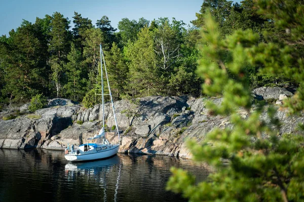 スウェーデンのストックホルム諸島の離島に停泊する帆船 — ストック写真