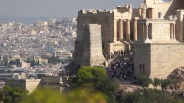 27 Ekim 2022. Atina Akropolü, Yunanistan. Parthenon Tapınağı 'nda bir sürü turist var..