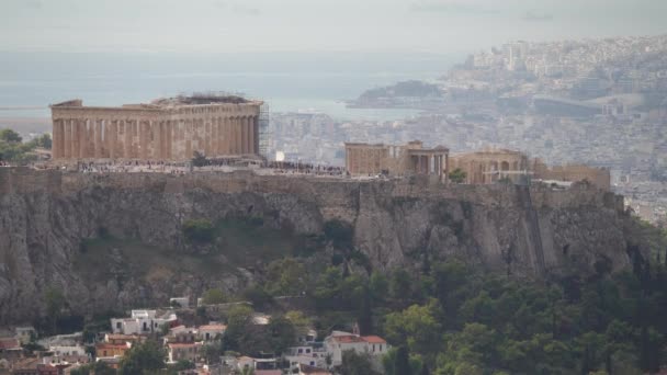 Акрополь Афин Греция Многие Туристы Парфеноне Самом Многолюдном Месте — стоковое видео