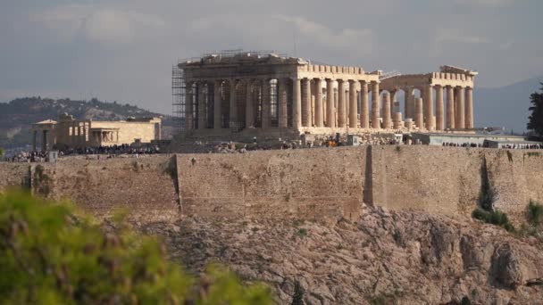 Acropole Athènes Grèce Beaucoup Touristes Dans Temple Parthénon Endroit Peuplé — Video