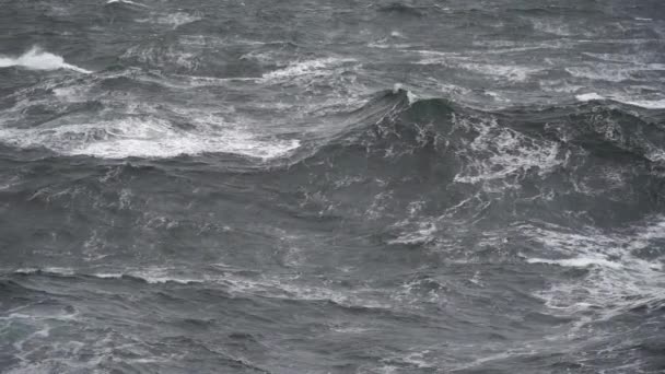 Stormachtig Weer Oceaan Grote Golven Open Water Slow Motion Risico — Stockvideo
