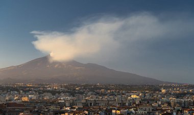 Catania Limanı. Beyaz dumanlı ve arka planında mavi gökyüzü olan volkan Etna. Sicilya, İtalya.