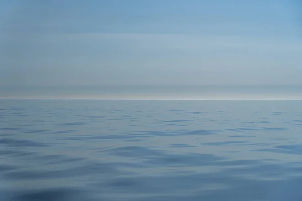 Λεία Και Θολή Ορίζοντες Μεταξύ Ουρανού Και Ήρεμης Θάλασσας Ιστορικό — Φωτογραφία Αρχείου