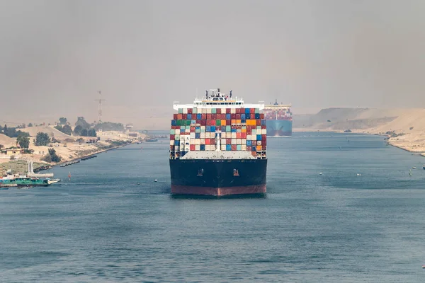 Süveyş Kanalı 'ndan büyük kargo gemileri geçiyor. Mısır 'da nakliye kanalı. Ulaşım ve lojistik kavramı.