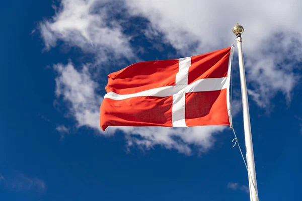 Bandeira Dinamarquesa Isolada Céu Azul Com Nuvens Fechar Bandeira Acenando — Fotografia de Stock