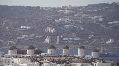 Yunanistan 'ın Kiklad adasındaki geleneksel yel değirmenlerinin uzaktan görüşü. Yüksek kalite 4k görüntü