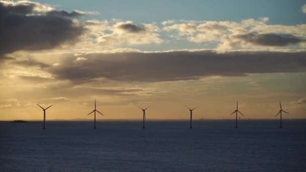 Windmolenpark Open Zee Bij Zonsondergang Offshore Windgeneratoren Duurzame Schone Energie — Stockvideo