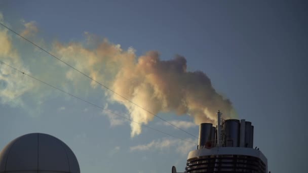 Lodní Komín Kouř Modré Obloze Znečištění Ovzduší Uhlíkové Emise Uhlíková — Stock video
