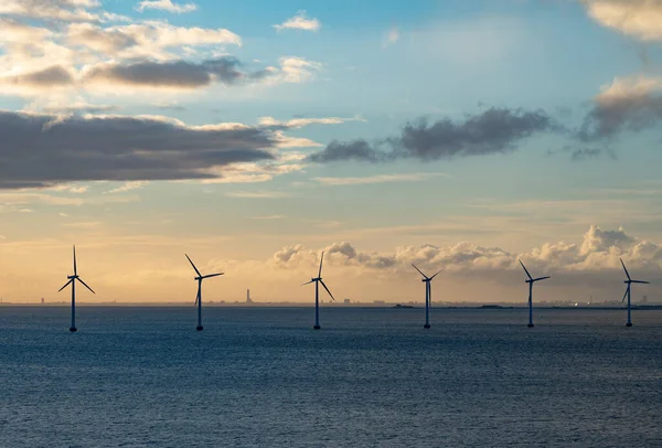 Windmolenpark Open Zee Bij Zonsondergang Offshore Windgeneratoren Concept Hernieuwbare Groene — Stockfoto