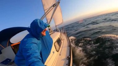 Denizci, açık denizde yelkenliden selfie kaydediyor. Seyahat, macera, risk ve adrenalin kavramı.